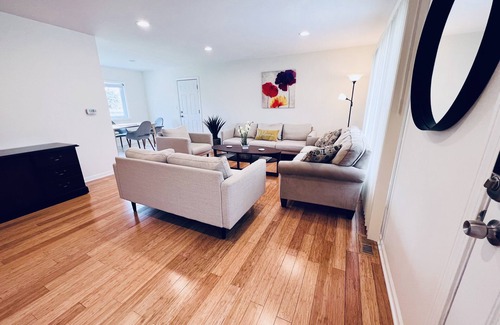 Elk Grove Village House | Modern Aesthetic 3br/1.5ba Family Haven w/Yard