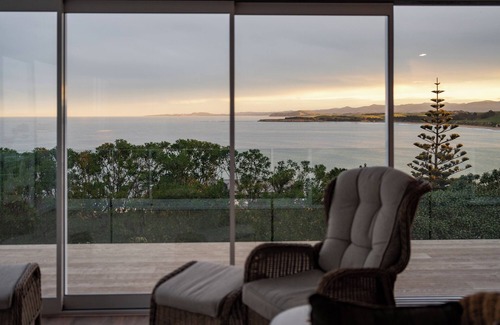 Kakanui House | Modern & Amazing with Unbeatable Ocean Views. AVAILABLE FOR LABOUR WEEKEND 2025