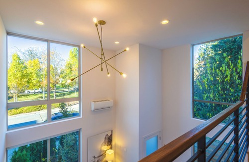 Bryant House | Modern and Airy home near UW & Seattle Children’s