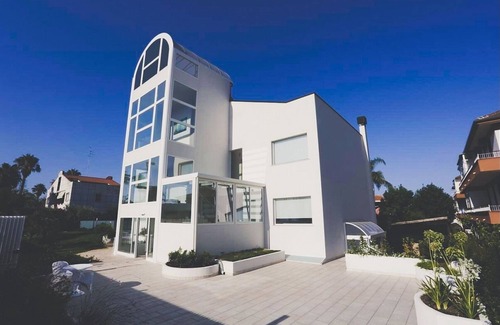 Torre Archirafi Apartment | Modern and Comfortable Eco-Apartment with Communal Swimming Pool and Garden !