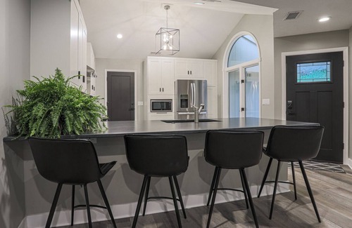Council Bluffs House | Modern and comfy! Close to downtown Omaha(Berkshire, Graduation, zoo & more)
