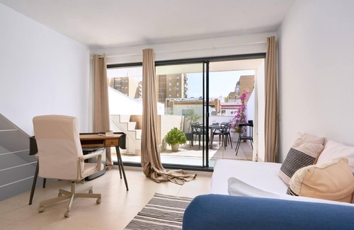 Triana Villa | Modern and smart house with a pool and a garage