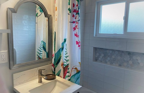 Grant Hill House | Modern and Sunny 2 Bedroom Home — 5 min from downtown!