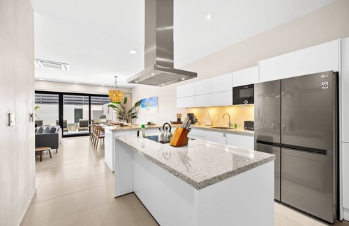 Malmok House | Modern Apartment 1 Minute WALK TO BEACH!