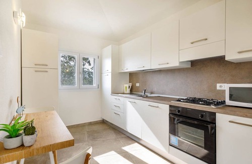 Monte Petrosu Apartment | modern apartment 5 min. from the sea with swimming pool, air conditioning and wi-fi