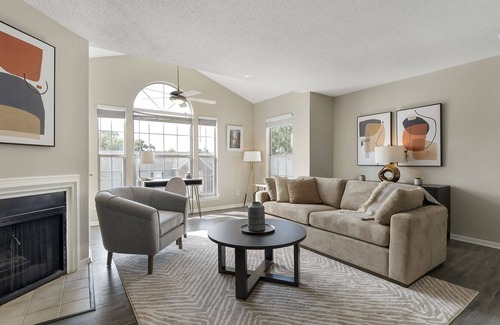 Cordova Apartment | Modern Apartment in Prime Location (ID2764X48)