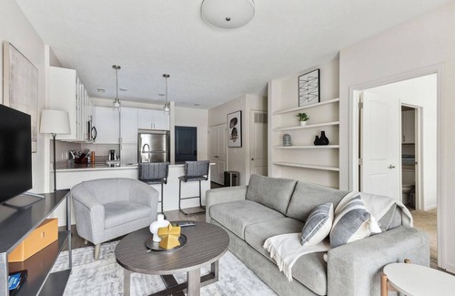 Dundee-Happy Hollow Historic District Apartment | Modern Apartment in Prime Location (ID7435X07)