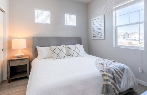 Thornton Apartment | Modern Apartment in Prime Location (ID5807X81)