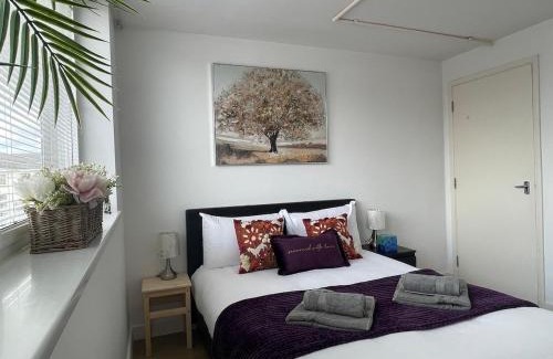 Andover Apartment | Modern Apartment overlooking Andover High Street