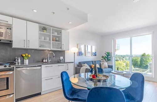 Downtown Eastside Apartment | Modern Apt 6min to DT w/ City View and Parking