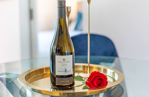 Downtown Eastside Apartment | Modern Apt 6min to DT w/ City View and Parking