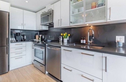 Downtown Eastside Apartment | Modern Apt 6min to DT w/ City View and Parking