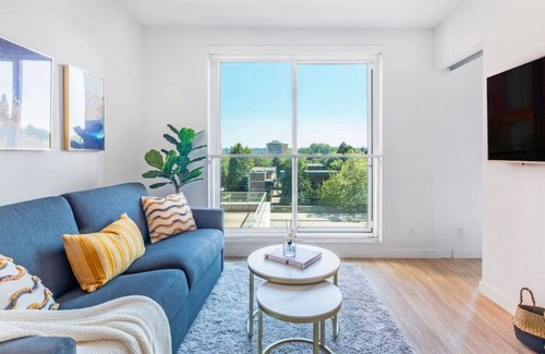 Downtown Eastside Apartment | Modern Apt 6min to DT w/ City View and Parking