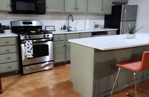 Wadsworth Apartment | Modern Apt close to Six Flags, Bristol Renaissance Fair & Great Lakes Naval base