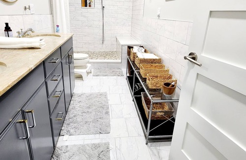 Wadsworth Apartment | Modern Apt close to Six Flags, Bristol Renaissance Fair & Great Lakes Naval base