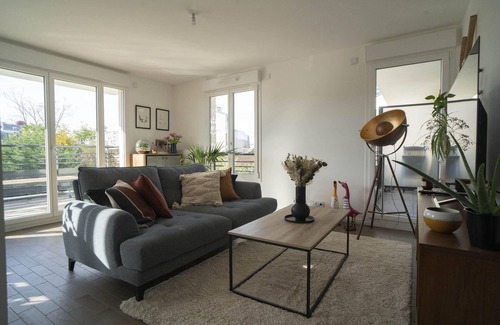 Puteaux Apartment | Modern Apt With Balcony Near Paris
