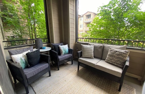 South Jordan Apartment | Modern Apt with Gym & Pool & Hot Tub. Perfect Location. Close to Ski Resorts!