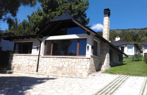 San Carlos de Bariloche Ski Chalet | Modern house with great location, stunning views and BBQ area