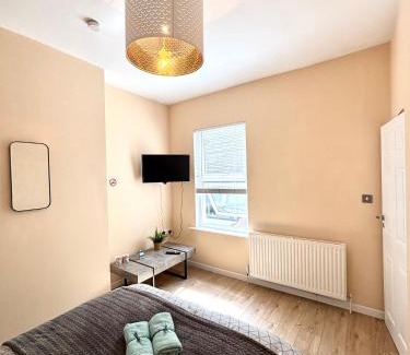 Liverpool House | Modern Art House - serviced accomodation