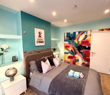 Liverpool House | Modern Art House - serviced accomodation