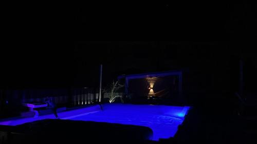 Hutschenhausen Apartment | Modern attic apartment with pool view AC and gym