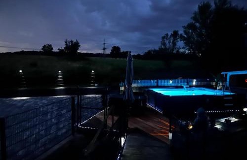 Hutschenhausen Apartment | Modern attic apartment with pool view AC and gym