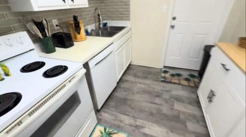 Roberta Heights In Oakdale Park House | Modern Beach Oasis & Cozy & Comfort For 4