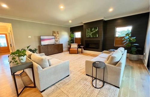 Greensboro House | Modern Bungalow 3 beds 3 baths