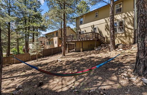 Ponderosa Trails Cabin | Modern Cabin Minutes to Flagstaff! Trailside Retreat w/Trails/Park & 2 Car Garage