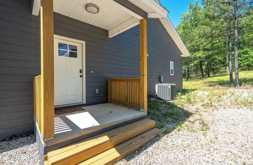 Mid America Cabin | Modern Cabin near Bull Bayou Trailhead!
