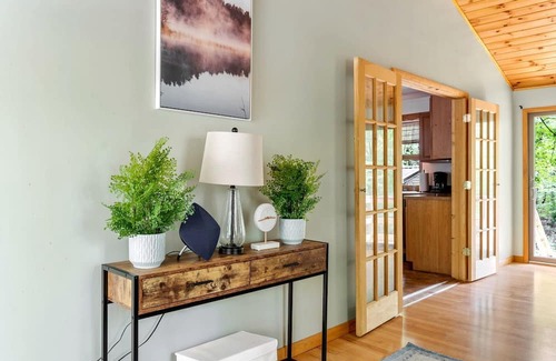 Berkeley Springs Cabin | Modern Cabin with Hot Tub, Covered Porch, Fire Pit, and WiFi in Berkeley Springs, West Virginia