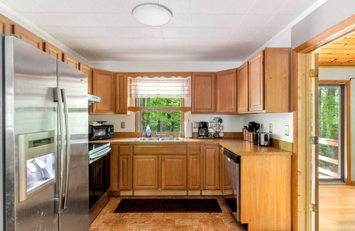 Berkeley Springs Cabin | Modern Cabin with Hot Tub, Covered Porch, Fire Pit, and WiFi in Berkeley Springs, West Virginia