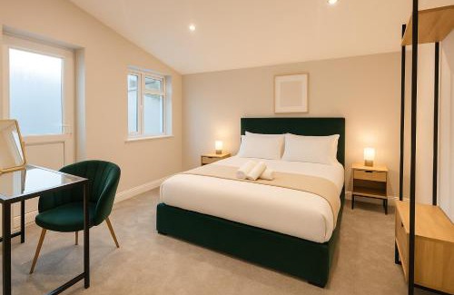 Grangetown Apartment | Modern Central Apartment + King Size Bed + Garden