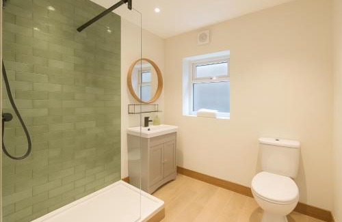 Grangetown Apartment | Modern Central Apartment + King Size Bed + Garden