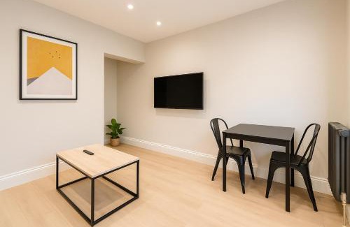Grangetown Apartment | Modern Central Apartment + King Size Bed + Garden
