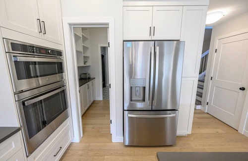 Clairmont House | Modern Charm | Full House + AC | 2 Smart TVs