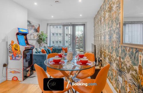 Birmingham City Centre Apartment | Modern City Centre Apartment 2 Bedroom 2 Bath Sleeps 6, Netflix And WiFi