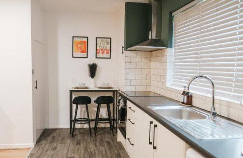 Manchester City Centre Apartment | Modern City-Centre Group Stay, Sleeps 12, Free Parking, by Manchester Piccadilly