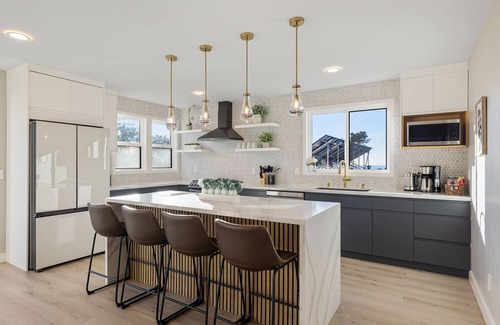 Edgemar - Pacific Manor House | Modern Coastal Retreat with Ocean Views with pool table up to 19 guests