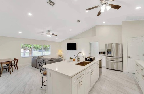 Port Charlotte House | Modern Comfort 3BR 2BA Home in Port Charlotte