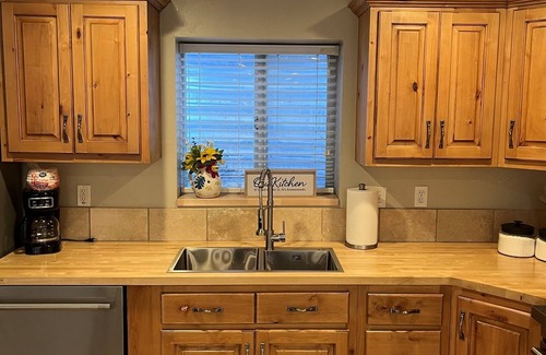Highland House | Modern Comfort Meets Mountain Views – Waffles Too!
