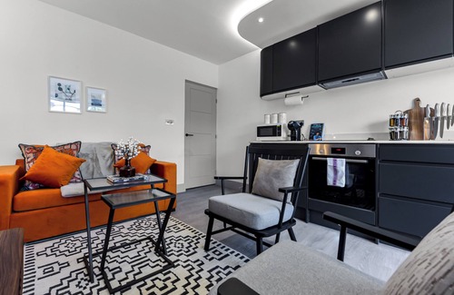Coppetts Apartment | Modern Comforts 2 BD Flat - Sleeps 5