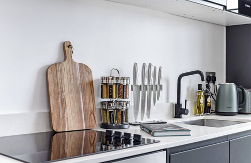 Coppetts Apartment | Modern Comforts 2 BD Flat - Sleeps 5