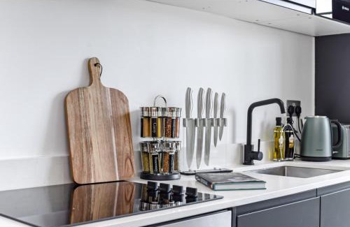 Fortis Green Apartment | Modern Comforts 2 BD Flat - Sleeps 5