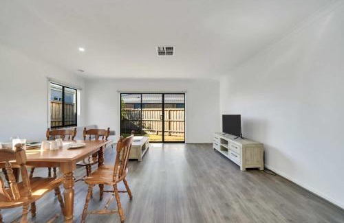 Mount Cottrell House | Modern Comforts in a Spacious 3BR Family Retreat