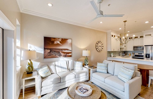 Seagrove Beach Condo | Modern condo with pool access, screened balcony, W/D, & bikes - close to beach
