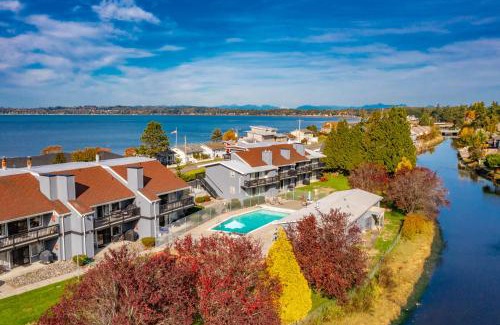 Birch Bay Apartment | Modern Condo with Family-Friendly Hot Tub 102