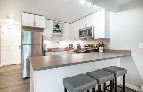 Birch Bay Apartment | Modern Condo with Family-Friendly Hot Tub 102