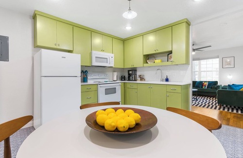 Joplin House | Modern Cottage by Hospital, King Bed/Glass Shower