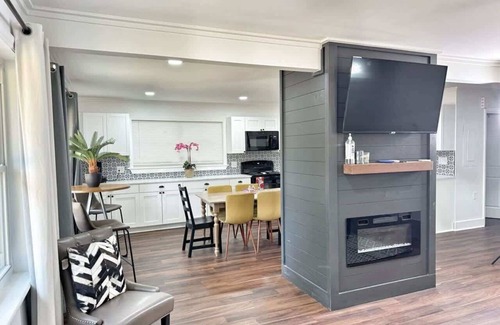 Belle Mina House | Modern Country 4BR 2 Living Rooms Fire Pit & Pickleball